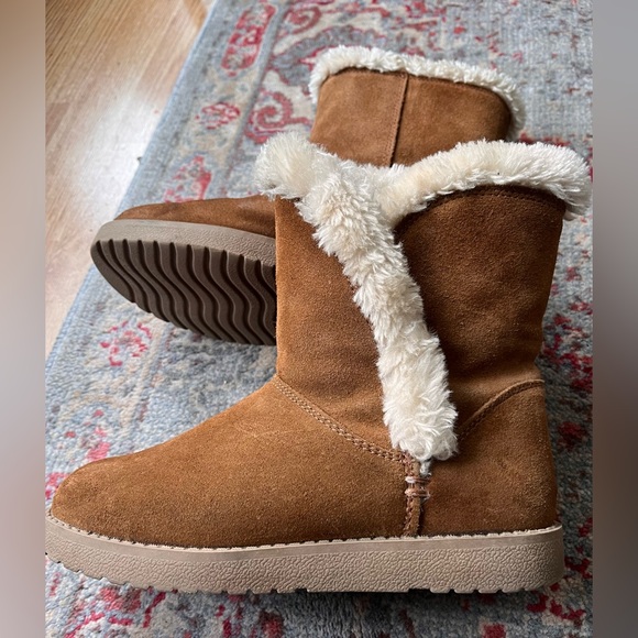 Target Brown Cozy Boots with Cream Fur - Picture 4 of 10